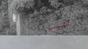 Der rote Pfeil auf dem Tatortfoto von 1991 markiert den Fundort der Leiche am Fuße der Brücke, ungefähr 48,5 m unter Fahrbahnhöhe. Der rote Pfeil auf dem Tatortfoto von 1991 markiert den Fundort der Leiche am Fuße der Brücke, ungefähr 48,5 m unter Fahrbahnhöhe.
