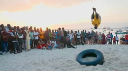 Ein alter LKW Reifen dient den Turnern am Strand von Stone Town als Ersatz f&uuml;r ein Trampolin.