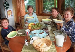 Vier hungrige M&auml;uler, die gestopft werden wollen: Benny (Georg Hans, links), Saskia (Nadine Fano), Thomas (Maximilian K&ouml;ster, 2. von rechts) und Felix (Benjamin Seidel).