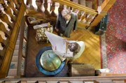 Jules Verne (Steve Karier, vor Treppe) und sein Bruder Paul (Alex Tondowski, mit Karte) planen ihre nächste Reise. Jules Verne (Steve Karier, vor Treppe) und sein Bruder Paul (Alex Tondowski, mit Karte) planen ihre nächste Reise.