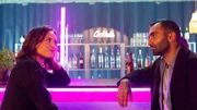 Lisa (Astrid Morberg) und Kunstlehrer Aron (Arvin Kananian) kommen sich n&auml;her. Er ist auf ihre Bilder aufmerksam geworden.