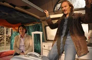 Rosi und Sascha bereiten sich auf ihren Camping-Ausflug vor. Von links: Rosi Brunner (Brigitte Walbrun) und Sascha Wagenbauer (Eisi Gulp).