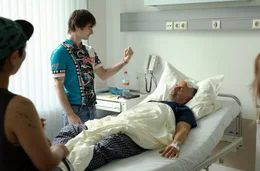 Alles geschafft! Tyler (Aaron Hilmer, l.) am Krankenbett von Bert (Christoph Maria Herbst, r.).