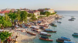 Am Stadtstrand von Stone Town herrscht nachmittags reges Treiben.