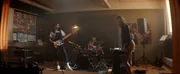 Niklas (Julius Fleischanderl, 2.v.l.), Ester (Maja Johanna Englander, r.) und Tuva (Beata Borelius, l.) proben mit ihrer Band "Fuck U!". Niklas (Julius Fleischanderl, 2.v.l.), Ester (Maja Johanna Englander, r.) und Tuva (Beata Borelius, l.) proben mit ihrer Band "Fuck U!".
