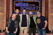 Moderator Kai Pflaume (M.) und seine Rateteam-Kapit&auml;ne Bernhard Ho&euml;cker (l.) und Elton (r.) begr&uuml;&szlig;en in dieser Sendung den Basketballspieler und Reality-TV Teilnehmer Andrej Mangold (2.v.l.) und den Reality-TV-Darsteller und Unternehmer Dominik Stuckmann (2.v.r.).
