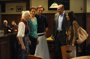 Die Brunners freuen sich sehr &uuml;ber Saskias &Uuml;berraschungsbesuch. Von links: Theresa Brunner (Ursula Erber), Annalena Brunner (Heidrun G&auml;rtner), Gregor Brunner (Holger M. Wilhelm), Hubert Kirchleitner (Bernhard Ulrich) und Saskia Brunner (Joyce Ilg).