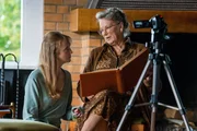 Jeanette Schulz (Lilli Fichtner, l.) befragt ihre Oma Rosalie Schulz (Angelika Waller, r.) nach ihrem Leben als Richterin in der DDR. Jeanette Schulz (Lilli Fichtner, l.) befragt ihre Oma Rosalie Schulz (Angelika Waller, r.) nach ihrem Leben als Richterin in der DDR.