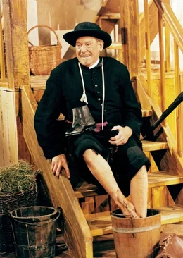 Monsignore Aventuro (Herbert K&ouml;fer) macht ein Fu&szlig;bad in frischem Bibernell. Das wird ungeahnte Folgen haben.