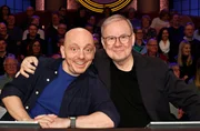Rateteam-Kapitän Bernhard Hoëcker (l.) mit Schauspieler Joachim Kroll (r.). Rateteam-Kapitän Bernhard Hoëcker (l.) mit Schauspieler Joachim Kroll (r.).