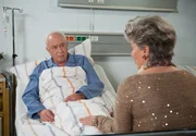Als Inge (Peggy Lukac, r.) Udo (Klaus Mikoleit, l.) anbietet, nach der Entlassung wieder ins Rosenhaus zu kommen, glaubt der, sie tue das nur aus Mitleid. Als Inge (Peggy Lukac, r.) Udo (Klaus Mikoleit, l.) anbietet, nach der Entlassung wieder ins Rosenhaus zu kommen, glaubt der, sie tue das nur aus Mitleid.