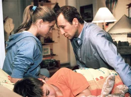 Der allein erziehende Vater Frank Neu (Peter Lohmeyer) k&uuml;mmert sich f&uuml;rsorglich um seine Tochter Saskia (Nadine Fano) und um seinen j&uuml;ngsten Sohn Benny (Georg Hans).