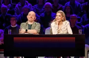 Rateteam-Kapitän Bernhard Hoëcker (l.) mit Moderatorin und Model Sylvie Meis (r.). Rateteam-Kapitän Bernhard Hoëcker (l.) mit Moderatorin und Model Sylvie Meis (r.).