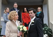 Konstantin (Moritz Tittel, v. r.) offenbart Natascha (Melanie Wiegmann, v. l.), sie nicht heiraten zu können. Marlene (Lucy Scherer, l.), Michael (Erich Altenkopf, 2. v. l.), Doris (Simone Ritscher, M.) und Standesbeamtin Wiener (Stefanie Oestreich, r.) sind geschockt. Konstantin (Moritz Tittel, v. r.) offenbart Natascha (Melanie Wiegmann, v. l.), sie nicht heiraten zu können. Marlene (Lucy Scherer, l.), Michael (Erich Altenkopf, 2. v. l.), Doris (Simone Ritscher, M.) und Standesbeamtin Wiener (Stefanie Oestreich, r.) sind geschockt.
