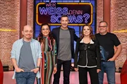 Moderator Kai Pflaume (M.) und seine Rateteam-Kapit&auml;ne Bernhard Ho&euml;cker (l.) und Elton (r.) begr&uuml;&szlig;en in dieser Sendung die S&auml;ngerin Julia Neigel (2.v.l.) und die S&auml;ngerin Sandra Cretu (2.v.r.).