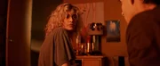 Ester (Maja Johanna Englander) hat bei Niklas (Julius Fleischanderl) übernachtet, nachdem sie ihm von der Verschwörung erzählt hat. Ester (Maja Johanna Englander) hat bei Niklas (Julius Fleischanderl) übernachtet, nachdem sie ihm von der Verschwörung erzählt hat.