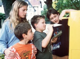 Saskia (Nadine Fano) und ihre drei wilden Br&uuml;der Benny (Georg Hans, 2. v . l.), Felix (Benjamin Seidel, 3. v. l.) und Thomas (Maximilian K&ouml;ster) geben heimlich Kontakanzeigen auf, um ihren Vater zu verkuppeln.