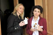 ARD STURM DER LIEBE FOLGE 1793: Coco (Mirjam Heimann, l.) h&auml;lt Pauline (Liza Tzschirner, r.) f&uuml;r eine hoffnungslose Romantikerin.