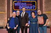 Moderator Kai Pflaume (M.) und seine Rateteam-Kapitäne Bernhard Hoëcker (l.) und Elton (r.) begrüßen in dieser Sendung den Schauspieler Joachim Kroll (2.v.l.) und die Moderatorin und Comedian Meltem Kaptan (2.v.r.). Moderator Kai Pflaume (M.) und seine Rateteam-Kapitäne Bernhard Hoëcker (l.) und Elton (r.) begrüßen in dieser Sendung den Schauspieler Joachim Kroll (2.v.l.) und die Moderatorin und Comedian Meltem Kaptan (2.v.r.).
