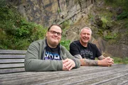 Nils (34) (l.) mit seinem Freund Markus (r.), mit dem er sich regelm&auml;&szlig;ig zum Kegeln trifft.