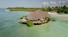 Das Rock Restaurant vor der K&uuml;ste des Ortes Michamwi kann man bei Flut nur mit einem Boot erreichen.