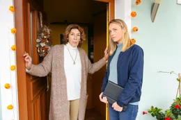 L-R: Vera (Adele Neuhauser), Anni Sulmtaler (Anna Unterbeger).