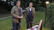ARD - Morden im Norden Folge 54 - Eiskind. Die 16-j&auml;hrige Ira Jakobi (Komparsin, liegend) wurde ermordet. Lars Englen (Ingo Naujoks, l.) und Finn Kiesewetter (Sven Martinek, r.) finden am Tatort einen Flyer einer Reproduktionsklinik.