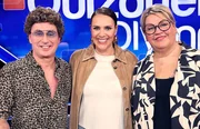 Moderatorin Esther Sedlaczek (M.) mit den Kandidaten des Teams "Comedy": Atze Schr&ouml;der (l.) und llka Bessin (r.).