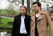 Mit Unbehagen nimmt Konstantin (Moriz Tittel, r.) Michaels (Erich Altenkopf, l.) Dank für Charlottes und Marlenes Rettung entgegen. Mit Unbehagen nimmt Konstantin (Moriz Tittel, r.) Michaels (Erich Altenkopf, l.) Dank für Charlottes und Marlenes Rettung entgegen.