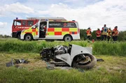 Das Wrack des Motorradunfalls, dessen schwer verletzter Fahrer von der Crew des Rettungshubschraubers versorgt wird. Das Wrack des Motorradunfalls, dessen schwer verletzter Fahrer von der Crew des Rettungshubschraubers versorgt wird.