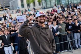 Arda Saat&ccedil;i kommt am Flughafen an und feiert mit der Menge, nachdem er am 15. Mai 2026 in Berlin die &bdquo;Red Bull Cyborg Season Ultra 600&ldquo; absolviert hat.
