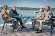 Arthur Bauer (Gerd Silberbauer, 2.v.l.) und Resi Schwaiger (Mersiha Husagic, l.) sprechen mit Elisabeth und Joachim Minz (Lisa Kreuzer, 2.v.r. und Peter Prager, r.). Arthur Bauer (Gerd Silberbauer, 2.v.l.) und Resi Schwaiger (Mersiha Husagic, l.) sprechen mit Elisabeth und Joachim Minz (Lisa Kreuzer, 2.v.r. und Peter Prager, r.).