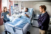 V.l.: Ela Jenning (Cosima Henman), Konrad Behringer (Antoine Monot) und Sebastian Loncar (Jonas Laux). Basti richtet „Kommissariat“ in Behringers Krankenzimmer ein, sie stellen dem Komplizen eine Falle. V.l.: Ela Jenning (Cosima Henman), Konrad Behringer (Antoine Monot) und Sebastian Loncar (Jonas Laux). Basti richtet „Kommissariat“ in Behringers Krankenzimmer ein, sie stellen dem Komplizen eine Falle.
