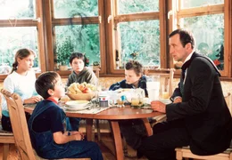 Krisensitzung: Saskia (Nadine Fano, links) und ihre drei Br&uuml;der Benny (Georg Hans, 2. von links), Thomas (Maximilian K&ouml;ster, 3. von links) und Felix (Benjamin Seidel) versuchen ihren Vater (Peter Lohmeyer) aufzuheitern, der mit Liebeskummer am Fr&uuml;hst&uuml;ckstisch sitzt.