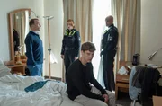 Weil Mats Beenke (Lasse Klene, vorne) in einem Prozess als Hauptbelastungszeuge aussagen muss, wird er mit seinem Vater Jochen Beenke (Merten Schroedter, h.l.) in einem Hotel versteckt. Rike Kruse (Sofie Junker, h.M.) und Lukas Petersen (Patrick Abozen, h.r.) leisten Personenschutz. Weil Mats Beenke (Lasse Klene, vorne) in einem Prozess als Hauptbelastungszeuge aussagen muss, wird er mit seinem Vater Jochen Beenke (Merten Schroedter, h.l.) in einem Hotel versteckt. Rike Kruse (Sofie Junker, h.M.) und Lukas Petersen (Patrick Abozen, h.r.) leisten Personenschutz.