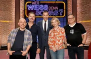 Moderator Kai Pflaume (M.) und seine Rateteam-Kapitäne Bernhard Hoëcker (l.) und Elton (r.) begrüßen in dieser Sendung den Schauspieler Hardy Krüger Junior (2.v.l.) und die Schauspielerin Eva Habermann (2.v.r.). Moderator Kai Pflaume (M.) und seine Rateteam-Kapitäne Bernhard Hoëcker (l.) und Elton (r.) begrüßen in dieser Sendung den Schauspieler Hardy Krüger Junior (2.v.l.) und die Schauspielerin Eva Habermann (2.v.r.).