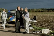 Rossi (Anna Stieblich, r.) informiert Ina (Melanie Marschke, 2.v.l.) über den Leichenfund. Der Tote scheint bei einer Marathonübung ermordet worden zu sein. Rossi (Anna Stieblich, r.) informiert Ina (Melanie Marschke, 2.v.l.) über den Leichenfund. Der Tote scheint bei einer Marathonübung ermordet worden zu sein.