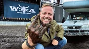Wacken 2023: Friso Richter ist mit Wohnmobil auf dem größten, dieses Jahr wohl auch schlammigsten, Metal-Festival der Welt um Fans mit ihren Unterkünften und den Festival-Campingplatz mit all seinen Möglichkeiten kennenzulernen. Wacken 2023: Friso Richter ist mit Wohnmobil auf dem größten, dieses Jahr wohl auch schlammigsten, Metal-Festival der Welt um Fans mit ihren Unterkünften und den Festival-Campingplatz mit all seinen Möglichkeiten kennenzulernen.