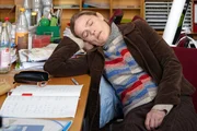 Christine Rossbauer (Karoline Eichhorn) ist von der zus&auml;tzlichen Arbeit in der Gastwirtschaft der H&auml;berles so &uuml;berm&uuml;det, dass sie im Lehrerzimmer einschl&auml;ft.