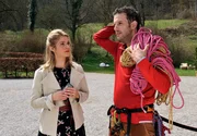 Als Nils (Florian Stadler, r.) alleine von der Bergtour zur&uuml;ckkehrt, sorgt sich Marlene (Lucy Scherer, l.) um Konstantin.
