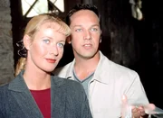 In einer alten Gruft auf einem Friedhof wurde eine weibliche Leiche gefunden. Staatsanwältin Glaser (Britta Schmeling) und Kriminalkommissar Bongartz (Max Gertsch) begutachten den Fundort. In einer alten Gruft auf einem Friedhof wurde eine weibliche Leiche gefunden. Staatsanwältin Glaser (Britta Schmeling) und Kriminalkommissar Bongartz (Max Gertsch) begutachten den Fundort.