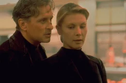 Nicholas Van Orton (Michael Douglas, l.); Christine (Deborah Kara Unger, r.)