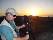 Besonders in der Dämmerung erreichen viele Zugvögel Malta. Es ist die Stunde ihrer Jäger - aber auch ihrer Beschützer. Das Filmteam war unterwegs mit Aktivisten vom Bonner "Komitee gegen den Vogelmord e.V.". Besonders in der Dämmerung erreichen viele Zugvögel Malta. Es ist die Stunde ihrer Jäger - aber auch ihrer Beschützer. Das Filmteam war unterwegs mit Aktivisten vom Bonner "Komitee gegen den Vogelmord e.V.".