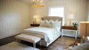 Tamara renoviert den ersten Stock des alten Hauses. Es hat sechs kleine Zimmer und ein Bad. Um das Haus auf den neuesten Stand zu bringen, gestaltet die Haus-Saniererin ein großes Elternschlafzimmer mit Bad en Suite, ein Kinderzimmer mit Bad und ein wunderschönes Arbeitszimmer mit einer einzigartigen Leuchte. Als sie nicht genügend Original-Fliesen retten kann, muss Tamara kreative Lösungen finden. Tamara renoviert den ersten Stock des alten Hauses. Es hat sechs kleine Zimmer und ein Bad. Um das Haus auf den neuesten Stand zu bringen, gestaltet die Haus-Saniererin ein großes Elternschlafzimmer mit Bad en Suite, ein Kinderzimmer mit Bad und ein wunderschönes Arbeitszimmer mit einer einzigartigen Leuchte. Als sie nicht genügend Original-Fliesen retten kann, muss Tamara kreative Lösungen finden.