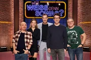 Moderator Kai Pflaume (M.) und seine Rateteam-Kapit&auml;ne Bernhard Ho&euml;cker (l.) und Elton (r.) begr&uuml;&szlig;en in dieser Sendung die Fernsehmoderatorin Victoria Swarovski (2.v.l.) und den Fernsehmoderator Daniel Hartwich (2.v.r.).
