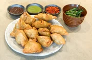 Samosas geh&ouml;ren zu den beliebtesten Snacks in Indien.