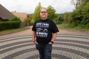 Nils (34) vor seinem Wohnhaus