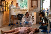 In der berauschenden Welt der Düfte kommt es zu einem skrupellosen Mord: Die Parfümeurin Emily Kreuzer wird tot in ihrem Laden "Le beau Parfum" aufgefunden. Rechtsmediziner Dr. Benedikt Förster (Florian Wünsche, M.) und KTU-Leiter Jan Arnaud (Mike Zaka Sommerfeldt, l.) können Kriminalkommissarin Lea Gomez (Jasmin Gassmann, r.) bereits am Tatort darüber informieren, dass die junge Frau mit Rizin vergiftet wurde. In der berauschenden Welt der Düfte kommt es zu einem skrupellosen Mord: Die Parfümeurin Emily Kreuzer wird tot in ihrem Laden "Le beau Parfum" aufgefunden. Rechtsmediziner Dr. Benedikt Förster (Florian Wünsche, M.) und KTU-Leiter Jan Arnaud (Mike Zaka Sommerfeldt, l.) können Kriminalkommissarin Lea Gomez (Jasmin Gassmann, r.) bereits am Tatort darüber informieren, dass die junge Frau mit Rizin vergiftet wurde.