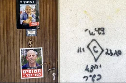 An der T&uuml;r erinnern Bilder an Cha&iuml;m Peri: Der Mitgr&uuml;nder des Kibbuz und engagierte Friedensaktivist starb 2024 in Gaza in Hamas-Geiselhaft.