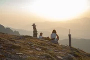 Joe Bachler und Gerlinde Kaltenbrunner im Sonnenuntergang